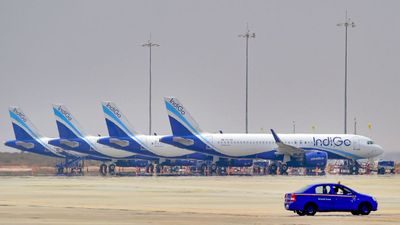Delhi Flights: दिल्ली में 500 फ्लाइट्स पर आया बड़ा संकट! आसमान में क्यों चक्कर काटते रहे विमान?