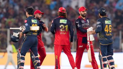 IPL 2026 Playoffs Schedule: एक ट्रॉफी के लिए 4 टीमों में जंग, कब और कहां खेले जाएंगे प्लेऑफ़ के मुकाबले?