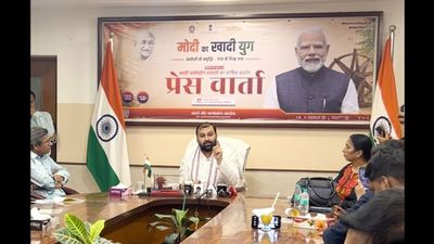 पीएम मोदी के नेतृत्व में KVIC ने रचा इतिहास, खादी एवं ग्रामोद्योग का कारोबार पहली बार 1.87 लाख करोड़ रुपये के पार