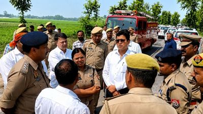 Lakhimpur Kheri Accident: लखीमपुर खीरी में तेज रफ्तार ट्रक और मैजिक की भिडंत, 10 लोगों की मौत से मचा कोहराम