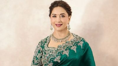 Madhuri Dixit का आलीशान घर किसी महल से कम नहीं, दीवारों पर टंगी हैं बेशकीमती पेंटिंग्स, क्या है बंगले की कीमत?
