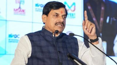 MP News: सैकड़ों गाड़ियों का काफिला निकालने पर एक्शन, पाठ्यपुस्तक निगम अध्यक्ष सौभाग्य सिंह को कारण बताओ नोटिस