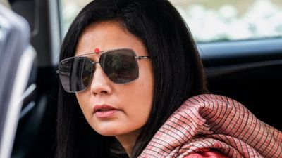 Mahua Moitra को Indigo फ्लाइट में देखते ही लोगों ने लगाए चोर-चोर के नारे, नाराज TMC सांसद ने Video शेयर किया 