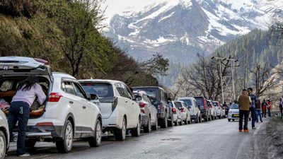 Himachal की वादियों में उमड़ा पर्यटकों का सैलाब, मनाली-शिमला में 'महाजाम', सड़कों पर रेंगती दिखीं गाड़ियां!