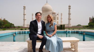 Trump के भरोसेमंद Marco Rubio की पत्नी कौन? 7 साल डेटिंग के बाद रचाई थी शादी, अब 43°C में ताजमहल का दीदार