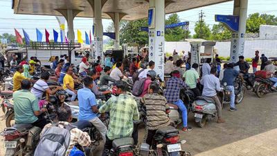 Fuel Shortage: पेट्रोल पंपों पर पैनिक बाइंग ने बढ़ाई टेंशन! कई राज्यों में राशनिंग के हालात! संकट में किसान