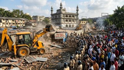 Bandra में पथराव और लाठीचार्ज से बढ़ा तनाव, आखिर क्यों चला बुलडोजर? 