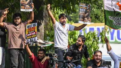 NEET 2026 कांड का कच्चा चिट्ठा, WhatsApp-Telegram के प्राइवेट ग्रुप से पेपर रद्द होने तक, अब तक क्या-क्या हुआ?