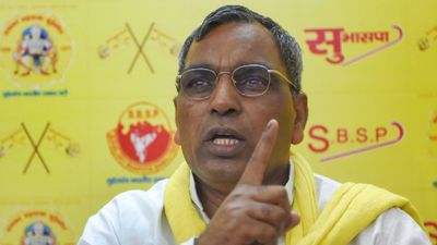 OM Prakash Rajbhar के खिलाफ गैर-जमानती वारंट, सपा MLA अतुल प्रधान ने क्यों कहा ‘धोखेबाज-बिन पेंदी का लोटा’?