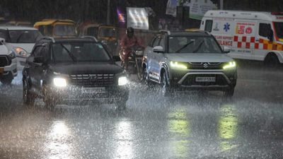 Patna Weather: पटना में झमाझम बारिश से बदला मौसम, बिहार के 15 जिलों में आंधी-ओलों का अलर्ट