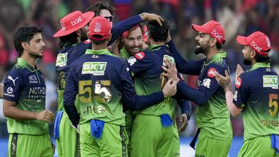 RCB को लगा सीजन का सबसे बड़ा झटका, खतरनाक बल्लेबाज अचानक हुआ चोटिल? बीच IPL में लौटा अपने देश 
