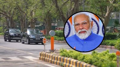 PM Modi fuel saving appeal: तेल बचाने के लिए पीएम मोदी ने पेश की मिसाल, केवल 2 गाड़ियों के साथ निकला काफिला