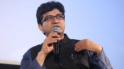 Prasoon Joshi Caste: क्या है प्रसून जोशी की जाति? प्रसार भारती के नए चेयरमैन कौन-सा धर्म करते हैं फॉलो?