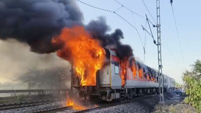 Rajdhani Express Fire: गहरी नींद में थे यात्री और धू-धू कर जल उठा B-1 कोच, किसने देवदूत बनकर बचाई सबकी जान?