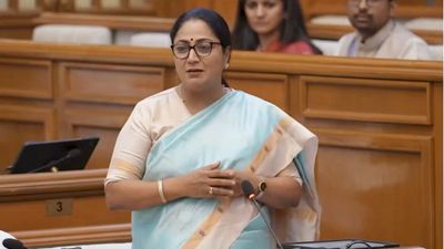 ‘काम पूरा करो वरना बजट कटेगा’, CM रेखा गुप्ता का अफसरों को अल्टीमेटम, स्कूल से लेकर नालों तक पर सख्त एक्शन