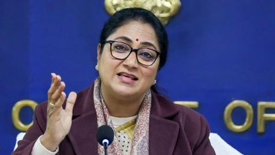 Delhi Private Schools Ultimatum: CM Rekha Gupta की बड़ी चेतावनी, जबरन किताब-यूनिफॉर्म बेचने पर होगी कार्रवाई 