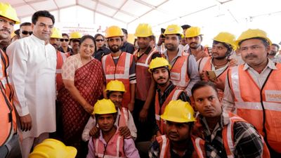 मजदूर दिवस पर रेखा गुप्ता का बड़ा ऐलान: श्रमिकों को सेफ्टी किट, स्किल ट्रेनिंग और फीस माफी की सौगात