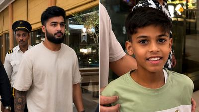 रियान पराग फिर विवादों में, फोटो खिंचवाने आए बच्चे को कहा साइड हट, दोनों हाथों से उठाकर किया किनारे