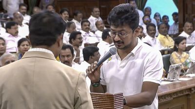 Udhayanidhi Stalin ने ली विपक्ष के नेता की शपथ, अब Thalapathy Vijay सरकार को कैसे घेरेंगे?