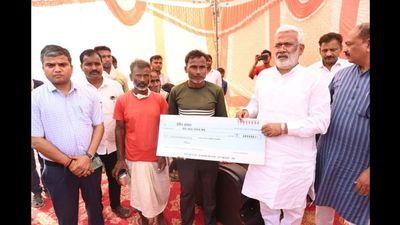 UP News: प्रयागराज में आंधी-तूफान से प्रभावित क्षेत्रों का प्रभारी मंत्री ने किया दौरा, पीड़ित परिवारों को बंधाया ढांढस