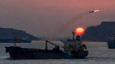US Strike Iran Ship: 20 बार दी चेतावनी, नहीं माना तो अमेरिका ने होर्मुज में जो किया, देखकर कांप उठेगा ईरान