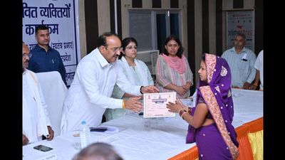 UP News: आंधी से उजड़े परिवार के साथ खड़ी हुई योगी सरकार, प्रभारी मंत्री ने सौंपे राहत के चेक