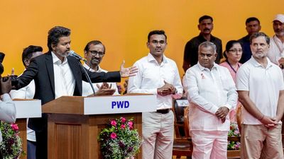 'वन्दे मातरम्' से शपथ ग्रहण की शुरुआत!CM विजय का वो बड़ा सियासी दांव, BJP और विरोधियों को किया चारों खाने चित