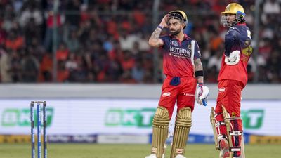  हार के गुस्से में ट्रेविस हेड से हाथ मिलाना भूले विराट कोहली? हाई-वोल्टेज ड्रामे का वीडियो वायरल!