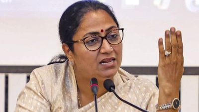Delhi Official Vehicle Restriction:दिल्ली सरकार का बड़ा कदम, CM रेखा गुप्ता ने घटाया सरकारी वाहनों का इस्तेमाल