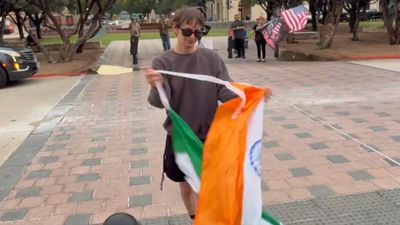 Anti India Protest: भारत को गाली- फाड़ा तिरंगा, टेक्सास में क्यों बन रहा भारत विरोधी माहौल? - Video 