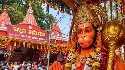 Bada Mangal 2026: 'संकट कटे मिटे सब पीरा, जो सुमिरे हनुमत बलबीरा', अपनों को भेजें खास संदेश 