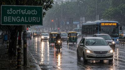 Bengaluru Weather: बेंगलुरु में तेज हवाओं के साथ होगी तेज बारिश, कर्नाटक के इन जिलों में ऑरेंज अलर्ट 