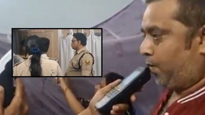 Bihar: डीएम का भ्रष्टाचार किया उजागर, आधी रात पत्रकार के घर पहुंची पुलिस, कराया Alcohol Test, वीडियो वायरल