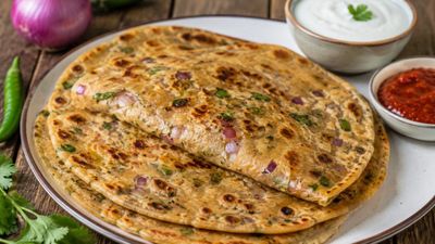 Easy Breakfast Ideas: रोज-रोज पराठे और चीले से हो गए हैं बोर? ट्राई करें मसाला प्याज रोटी, हेल्दी और टेस्टी