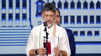 कर्नाटक के नए CM का राजतिलक! डीके शिवकुमार ने ली मुख्यमंत्री पद की शपथ, कितने मंत्री कैबिनेट में शामिल?