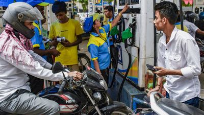 Crude Oil Price Hike: फिर महंगा होगा पेट्रोल-डीजल? अमेरिका की एक हरकत से बढ़े कच्चे तेल के दाम, अब क्या किया?