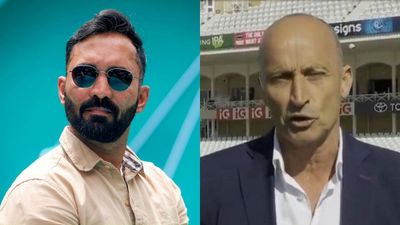नासिर हुसैन को दिनेश कार्तिक ने जबरदस्त धोया, भारत को ICC से फेवर मिलने का लगाया था आरोप