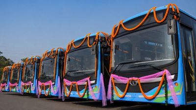 नोएडा-ग्रेटर और नोएडा वालों की बल्ले-बल्ले! सड़कों पर उतरीं 100 ई-बसें, चेक करें पूरा रूट मैप