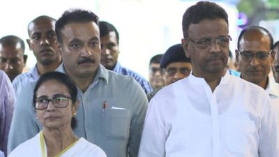 TMC में बगावत के बीच फिरहाद हकीम ने दिया इस्तीफा, जानिए कौन हैं ममता के 'हनुमान'