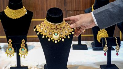 Gold Rate Today: मुहर्रम पर सोना हुआ सस्ता! एक झटके में ₹2,800 तक टूटा भाव, आपके शहर में अब इतनी है कीमतें