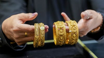 Gold Rate Today: महीने के आखिरी दिन सोने के दामों में गिरावट, 2000 से ज्यादा गिरे भाव, अब 22K-18K गोल्ड किस भा