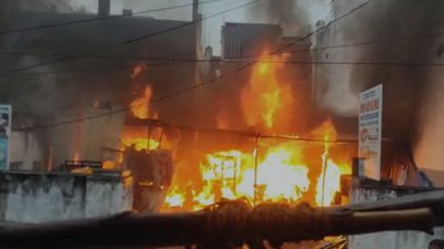 Hyderabad furniture warehouse fire: हैदराबाद में फर्नीचर गोदाम में लगी भीषण आग, लाखों का सामान जलकर खाक