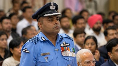 खून से लथपथ शरीर, टूट गया विमान पर नहीं मानी हार! अभिमन्यु सिंह ने मौत के मुंह से कैसे बचाई साथी पायलट की जान?