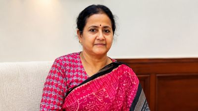 IAS S Radha Chauhan: कौन हैं IAS एस राधा चौहान? जिन्हें सरकार ने सौंपी CBSE ऑन-स्क्रीन मार्किंग विवाद की जांच