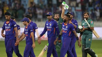 भारत के खिलाफ लगातार हार से बौखलाया पाकिस्तान, अब अंपायरिंग और ड्रेसिंग रूम को लेकर किया बेतुका दावा