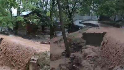 Kupwara Flash Flood: जम्मू-कश्मीर के कुपवाड़ा में बाढ़ से भारी तबाही, कुछ ही मिनटों में सब तबाह