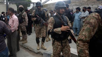 Karachi Attack: पाक सेना पर आतंकी हमला के बाद 6 आतंकवादी ढेर, 4 जवानों की मौत