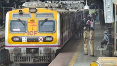 Mumbai Local Train में खूनी खेल! चलती ट्रेन में मामूली बात पर युवक को लात-घूंसों से पीटा और घोंप दिया चाकू 