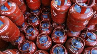 LPG Price: '30 दिन में करें एलपीजी कनेक्शन का सरेंडर', सरकार का फैसला, क्या फिर से बदला रेट? 