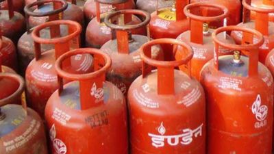 LPG Price Hike: तीन महीने में दूसरी बार बढ़ीं सिलेंडर के दाम, इतना रुपये अधिक महंगा हो गया घरेलू Cylinder